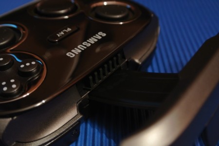 Samsung GamePad EI-GP20 - uchwyt [źródło: galaktyczny.pl]