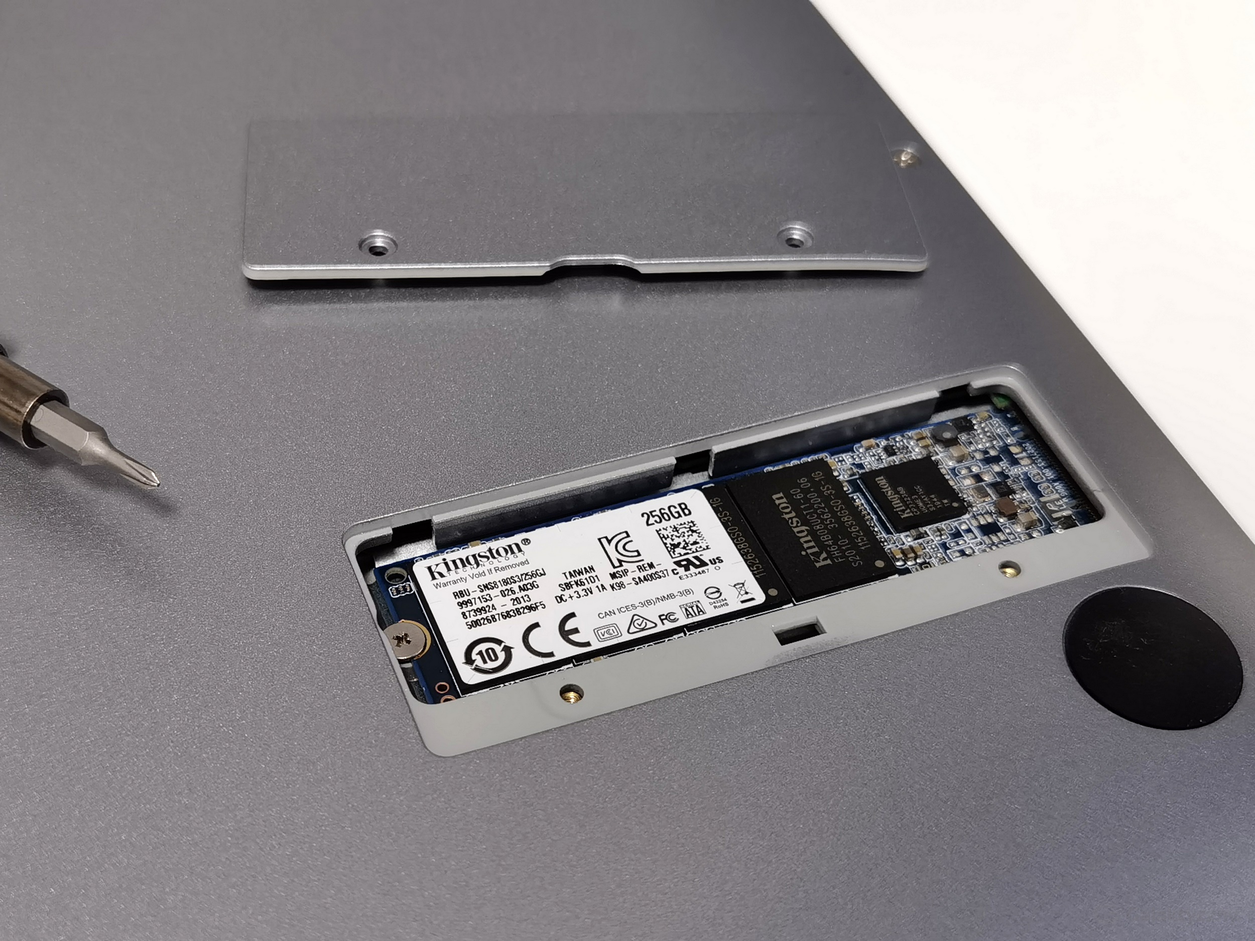 Chuwi HeroBook Pro - dysk SSD Kingston