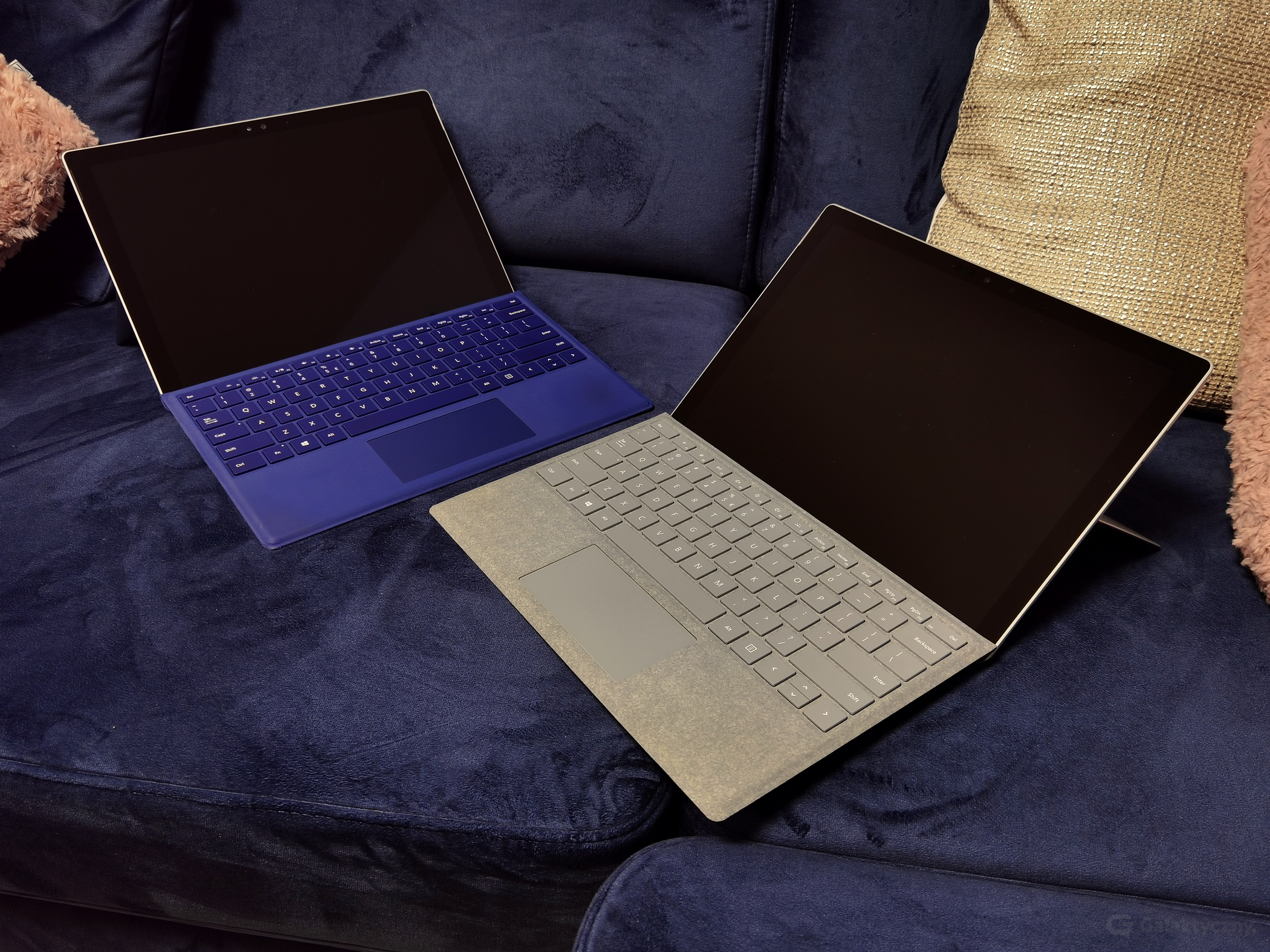 Surface Pro 7 (po prawej), Surface Pro 4 (po lewej)